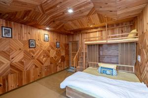 Postel nebo postele na pokoji v ubytování NotOnMap-Tirthan Quest Homestay Talihar