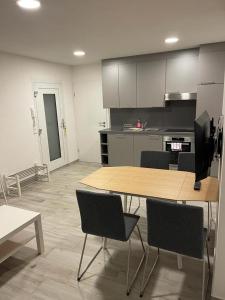 une cuisine avec une table et des chaises dans une pièce dans l'établissement Ferienwohnung City Priebe Austraße, à Friedrichshafen