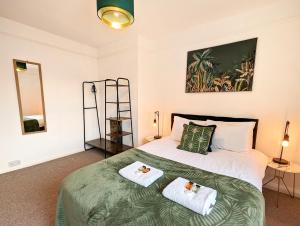 um quarto com uma cama com duas toalhas em WELL LOCATED 3-Bed HOME WITH PARKING em Cambridge