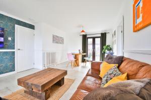 uma sala de estar com um sofá e uma mesa de café em madeira em May Disc - Long Stay - Contractors em Bath