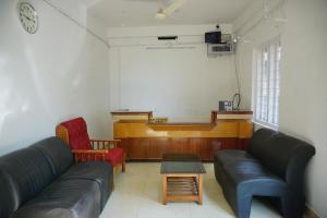 Classiyo Green Mount Resort في تشيناكانال: غرفة معيشة مع أريكة وطاولة