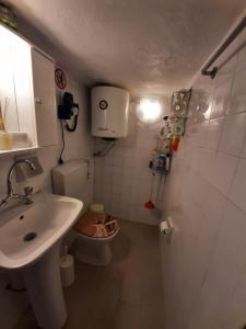 Kúpeľňa v ubytovaní Chiona΄s Apartments by the Sea + 37 fotografií