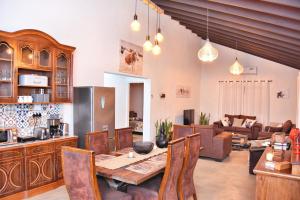 uma cozinha e sala de estar com mesa e cadeiras em Knowhere Selfcatering Unit 1 em Omaruru
