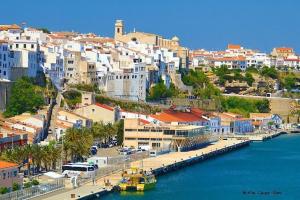 vista su una città con una barca in acqua di Suite 2 a Mahón