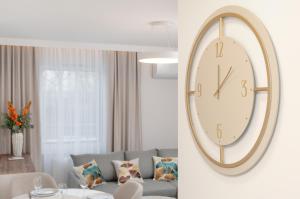 una sala de estar con un reloj grande en la pared en Bright Apartment with Spacious Balcony and Air Conditioning by Renters, en Rzeszów