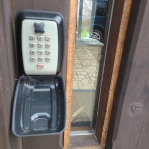 une fermeture d'un téléphone portable sur une porte dans l'établissement Studio L'audrerie., à Saint-Pardoux-Corbier