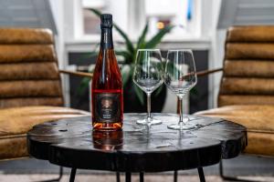 una botella de vino en una mesa con dos copas de vino en Vintage Hotel, en Reikiavik