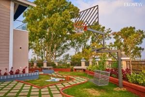 a basketball hoop in the backyard of a house at EKOSTAY Luxe - Highland Villa in Panchgani