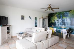 TV a/nebo společenská místnost v ubytování Ch'ti Kaz Bleue - Maison avec vue mer