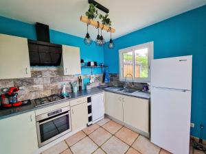 Kuchyň nebo kuchyňský kout v ubytování Ch'ti Kaz Bleue - Maison avec vue mer