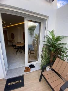 une porte coulissante en verre menant à une terrasse avec une table et des chaises. dans l'établissement DARZAYNAH, à Monastir