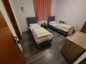 ein kleines Zimmer mit 2 Betten und einem Fenster in der Unterkunft Pansion Cilic in Međugorje