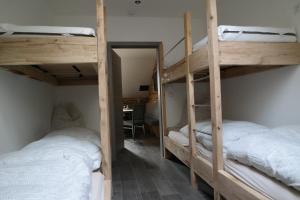 מיטה או מיטות קומותיים בחדר ב-Ferienwohnung Werraquell Hütte