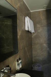 Et badeværelse på Crown Park Luxury Hotel