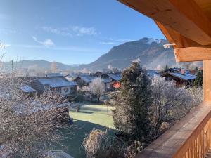 a view from the balcony of a house with a mountain at Ferienwohnung Villa sorglos Suite | Chiemgau Karte in Grassau
