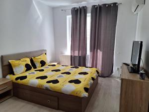 1 dormitorio con 1 cama con edredón de vaca en Cazare Apartament 2 camere Militari en Chiajna
