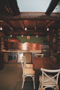 een keuken met een houten tafel en 2 stoelen bij La Casita de Coelho in Doade