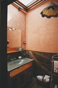 een badkamer met een wastafel en een spiegel bij La Casita de Coelho in Doade