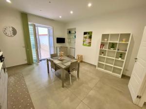 a dining room with a table and a television at Appartamento Casa Crispino Piano terra per 3 persone in Frattaminore