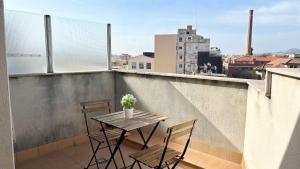 a table and chairs on a balcony with a view at Céntico y con Terraza in Terrassa