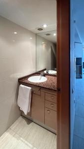 a bathroom with two sinks and a large mirror at Céntico y con Terraza in Terrassa