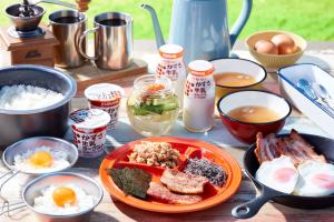 キャンプ場の敷地内または近くでの食事または食べ物