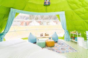 香取にあるTACO GLAMPのベッドルーム1室(テント、ベッド1台、テーブル付)