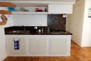 A kitchen or kitchenette at CefalHome - KEFAHELION Még 31 kép