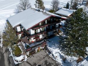 eine Luftansicht eines Hauses im Schnee in der Unterkunft Pension Zirbenhof in Ramsau am Dachstein