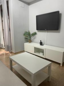 Μια τηλεόραση ή/και κέντρο ψυχαγωγίας στο PISO EN EL CENTRO DE HUELVA SILENCIOSO Y CON GRAN PATIO, Calle La Paz