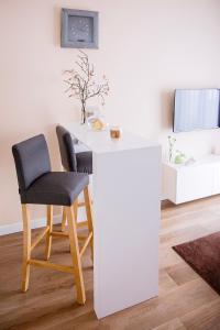 a white table and chairs in a living room at Apartament Bimba - Free Parking in Poznań