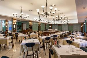 Reštaurácia alebo iné gastronomické zariadenie v ubytovaní Hotel Excelsior