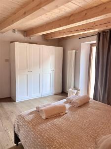 una camera con un letto con due cuscini sopra di Courmayeur Superior Suite by SupaStays a Courmayeur