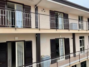 FrattaminoreにあるAppartamento Casa Crispino Mansarda n3 per 3 personeの黒いシャッターとバルコニー付きのアパートメントビル