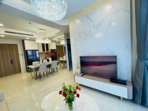 胡志明市的住宿－AlaHome 2Br M8 Midtown，客厅配有大屏幕平面电视