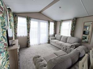 Ruang duduk di The Getaway Luxury Carvan in Bude