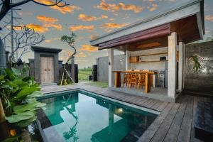 a house with a swimming pool next to a house at Villa Taru Jagat in Saba