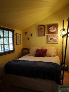 1 dormitorio con 1 cama grande en una habitación en Villa le Cloky, en Thomery