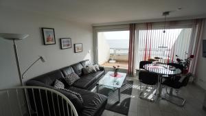 ein Wohnzimmer mit einem Sofa und einem Tisch in der Unterkunft Haus Bi de Wyk D6A in Wyk auf Föhr