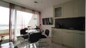 eine Küche mit einem Tisch und Stühlen im Zimmer in der Unterkunft Haus Bi de Wyk D6A in Wyk auf Föhr