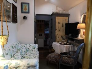 a living room with a couch and a table at Villa le Cloky in Thomery