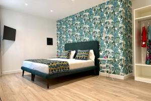 1 dormitorio con 1 cama con papel pintado verde y blanco en Tenuta Miranda Agriresort, en Pimonte