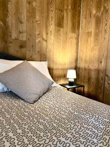 Een bed of bedden in een kamer bij Courmayeur Superior Suite by SupaStays
