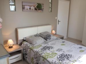 um quarto com uma cama com duas mesas de cabeceira e dois candeeiros em Gites Ugliastru PORTICCIO em Eccica-Suarella