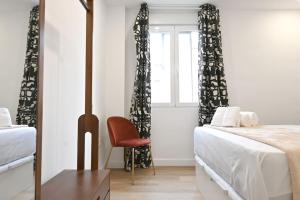 - une chambre avec un lit, une chaise et une fenêtre dans l'établissement For You Rentals Amplia Casa Madrid de 3 Dormitorios M (VLM4), à Madrid