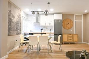 a dining room with a table and chairs in a kitchen at For You Rentals Amplia Casa Madrid de 3 Dormitorios M (VLM4) in Madrid