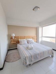 ein Schlafzimmer mit einem Bett mit zwei Handtüchern darauf in der Unterkunft Laguna Suite & More in Porlamar