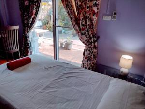Postel nebo postele na pokoji v ubytování Mango Tree Guestroom