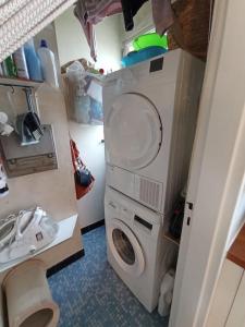 eine Küche mit Waschmaschine und Trockner im Zimmer in der Unterkunft Appartement 6 personnes 100 m2 in Chatou