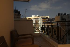 balcón con silla y vistas a la ciudad en Gtrip Apartment Syggrou Fix - 338 en Atenas